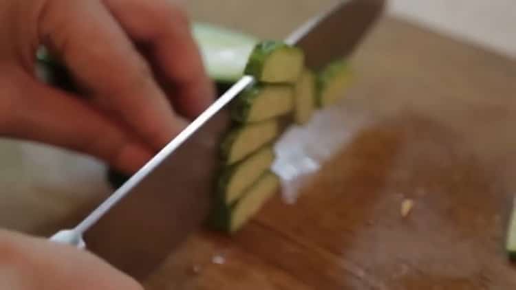 Για να μαγειρέψετε τον σολομό στο φούρνο σε ένα φύλλο, κόψτε ένα αγγούρι