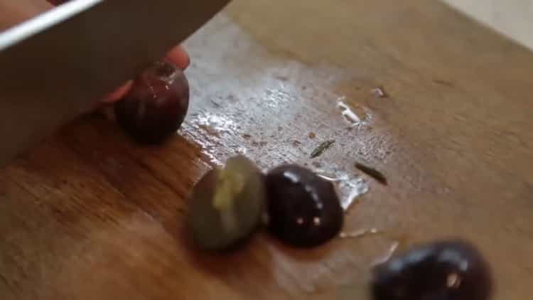 Per preparare il salmone al forno in un foglio, tagliare l'uva