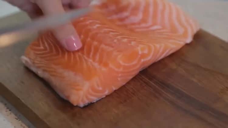 Upang maghanda ng salmon sa oven sa foil, ihanda ang mga sangkap