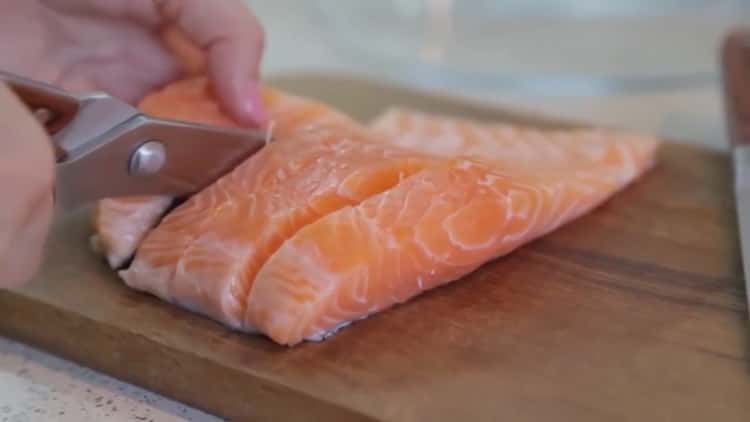 Chcete-li vařit lososa v troubě ve fólii, nakrájejte ryby