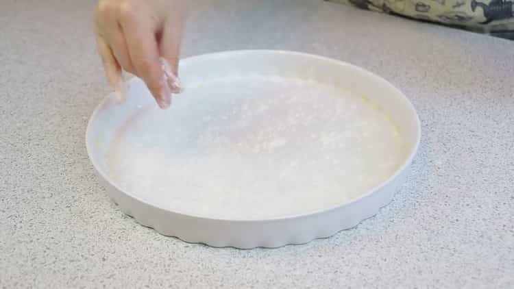Για να προετοιμάσετε το manti στο φούρνο, ετοιμάστε ένα καλούπι