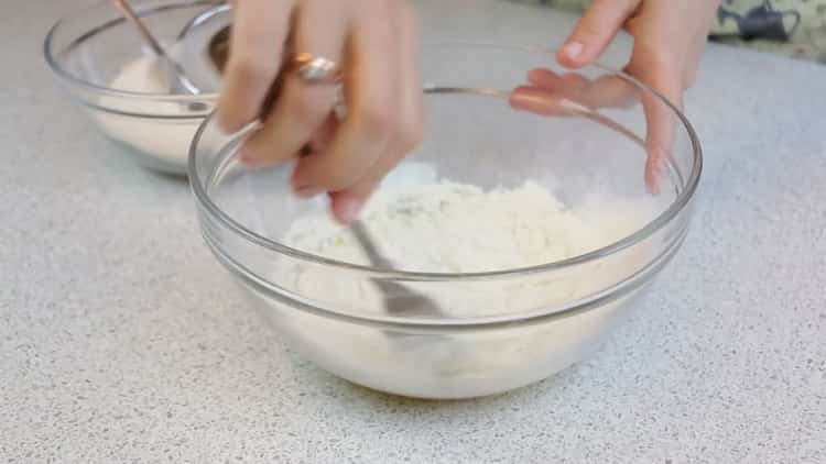 Um Manti im Ofen zu kochen, mischen Sie die Zutaten