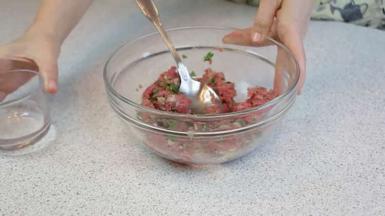 Um Manti im Ofen zu kochen, mischen Sie die gehackten Zutaten
