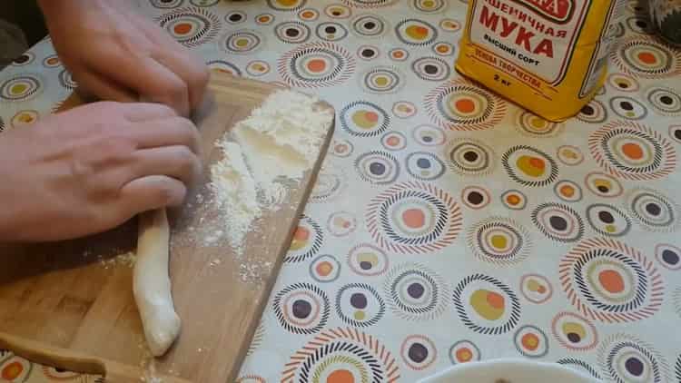 За да готвите мантия в бавна готварска печка, разточете тестото