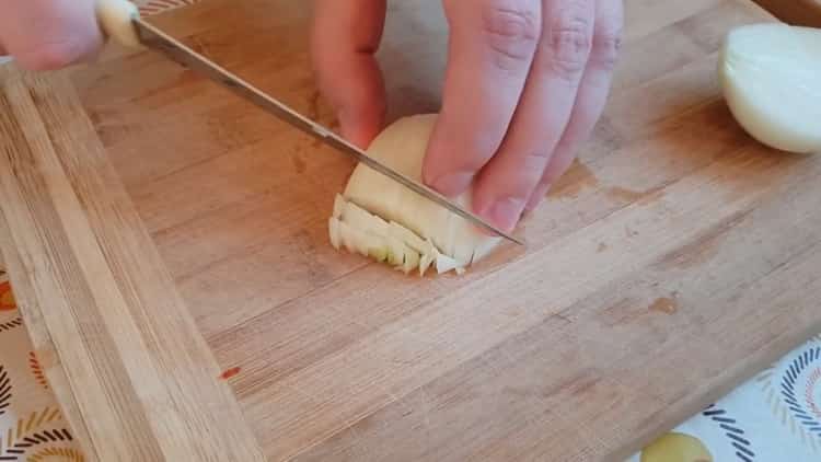 Για να μαγειρέψετε το μανδύα σε μια αργή κουζίνα, κόψτε το κρεμμύδι για ένα ζευγάρι