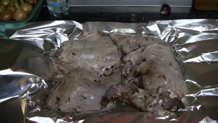 Για να προετοιμάσετε τη μαρινάδα κουνελιού στο φούρνο, ετοιμάστε το αλουμινόχαρτο
