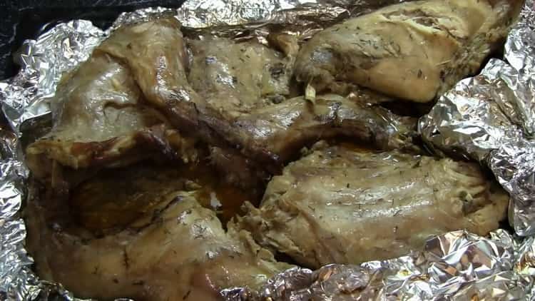 Um die Kaninchenmarinade im Ofen zu kochen, backen Sie das Fleisch