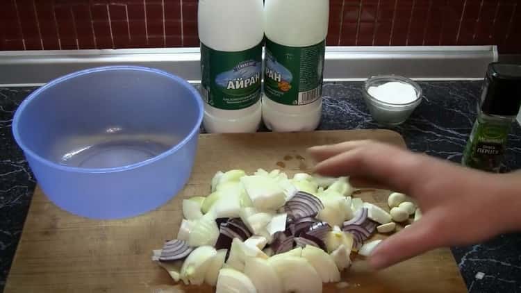 Για να προετοιμάσετε τη μαρινάδα κουνελιού στο φούρνο, προετοιμάστε τα συστατικά