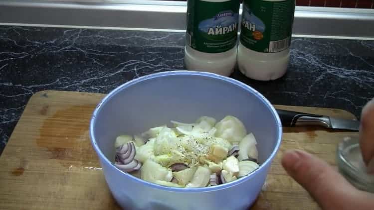 Για να προετοιμάσετε τη μαρινάδα κουνελιού στο φούρνο, ανακατέψτε τα συστατικά