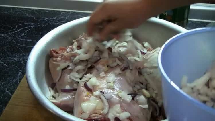 لطهي مخلل الأرنب في الفرن ، امزج اللحم مع البصل