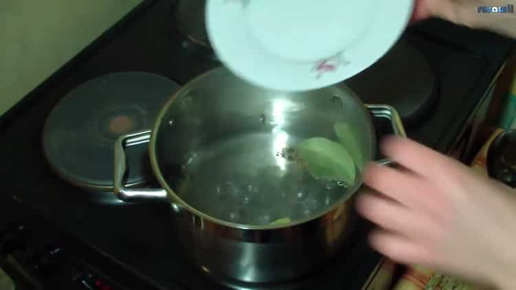 Για να μαγειρεύετε τα μαγειρεμένα ψάρια, βάζετε μπαχαρικά σε βραστό νερό