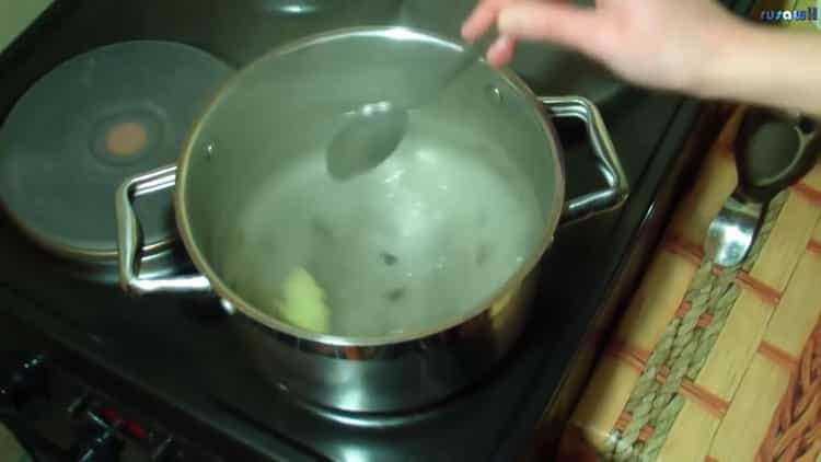 Keitä marinointi keitetyn suolakalan valmistamiseksi