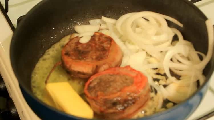 Fügen Sie Öl hinzu, um Rindfleischmedaillons zuzubereiten