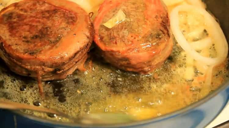 Για να μαγειρέψετε μενταγιόν από βόειο κρέας, σοτάρετε τα κρεμμύδια