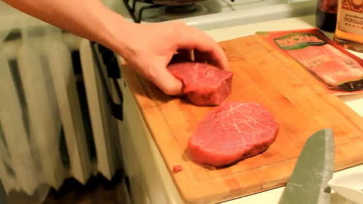 Για να κάνετε μενταγιόν βόειου κρέατος, ψιλοκόψτε το κρέας