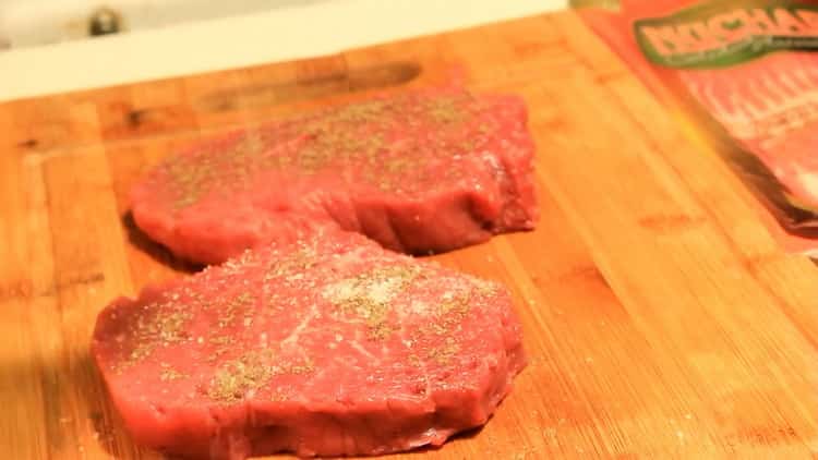 Bereiten Sie für die Zubereitung von Rindfleischmedaillons Gewürze zu