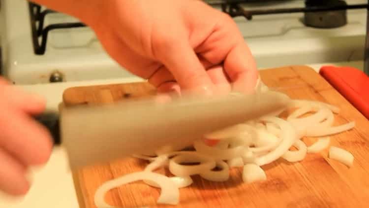 Per preparare i medaglioni di manzo, tritare la cipolla