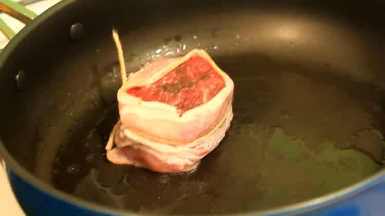لطهي ميداليات اللحم البقري ، سخني المقلاة