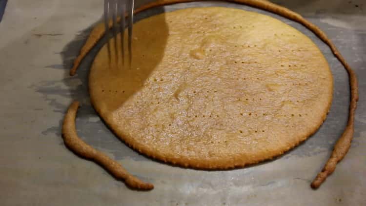 Um einen Honigkuchen mit saurer Sahne zuzubereiten, backen Sie den Kuchen