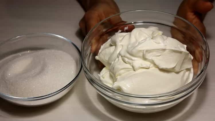 Για να προετοιμάσετε ένα κέικ μελιού με ξινή κρέμα, ετοιμάστε τα συστατικά για την κρέμα