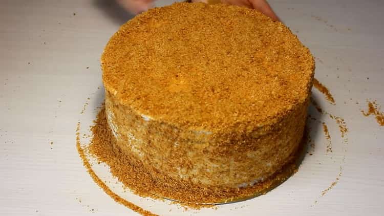 Вкусна медена торта със заквасена сметана е готова