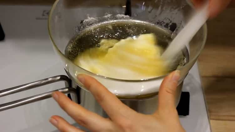 Come fare una torta al miele con panna acida