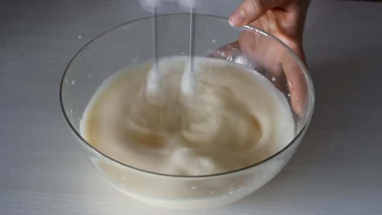Per fare una torta al miele con panna acida, sbattere le uova.