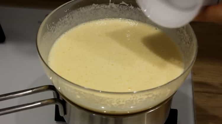 Um einen Honigkuchen mit saurer Sahne zuzubereiten, brauen Sie die Zutaten für den Teig