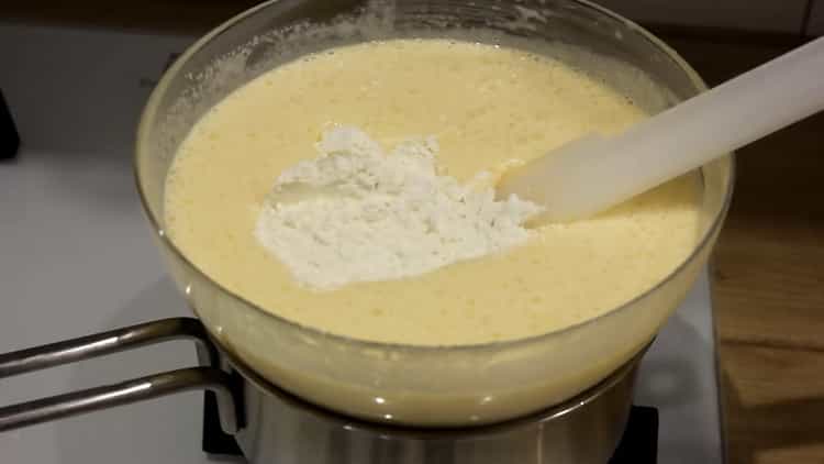 Tejfölös mézes sütemény elkészítéséhez adjunk hozzá lisztet a tésztához