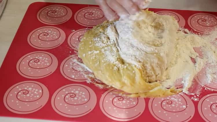 Um einen Honigkuchen mit saurer Sahne zuzubereiten, kneten Sie den Teig