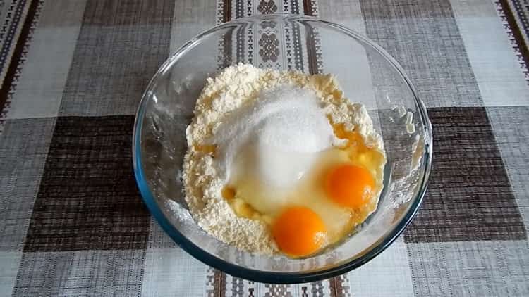 Fügen Sie Eier hinzu, um Honigplätzchen zu machen