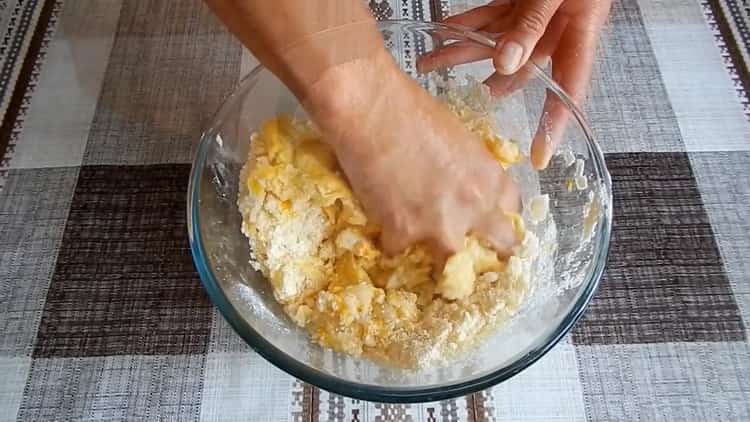 Impastare la pasta per fare i biscotti al miele.