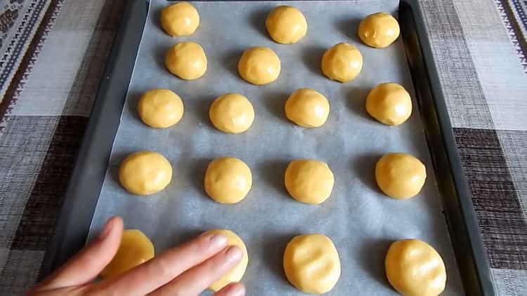 Για να προετοιμάσετε μπισκότα μελιού, ετοιμάστε ένα φύλλο ψησίματος