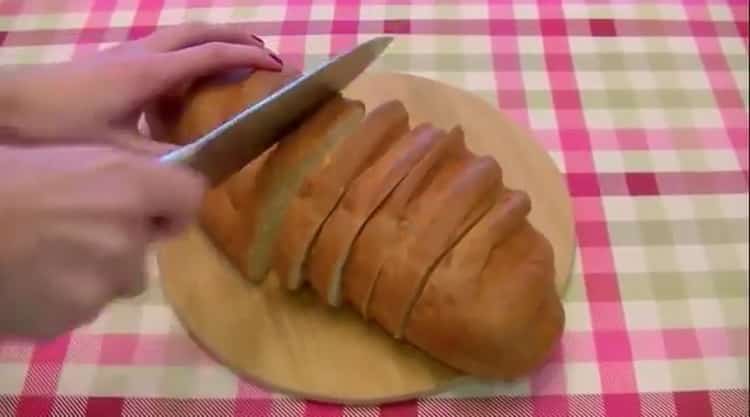 A mini pizza készítéséhez egy kenyérre készítse elő az összetevőket