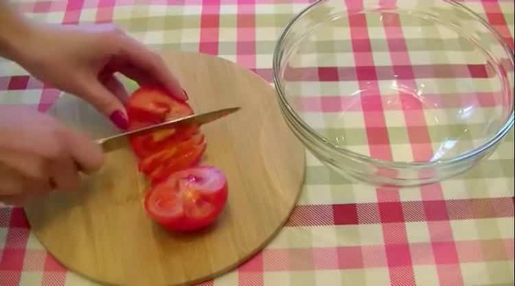 Leikkaa tomaatti minipeksan valmistamiseksi leivälle
