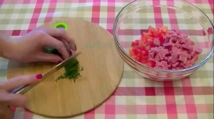 Per fare una mini pizza su una pagnotta, tagliare le verdure