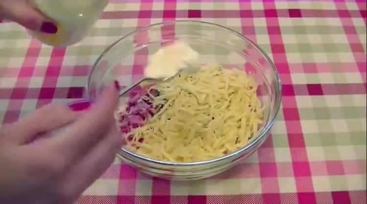 Fügen Sie Mayonnaise hinzu, um eine Mini-Pizza auf einem Laib zuzubereiten