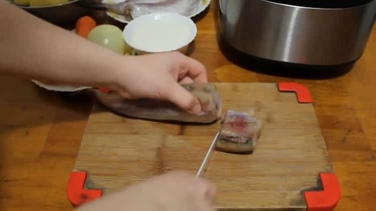 Bereiten Sie die Zutaten vor, um Pollock in einem langsamen Kocher zuzubereiten