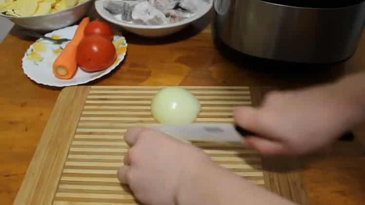 Norėdami virti pollock multivarke, supjaustykite svogūną