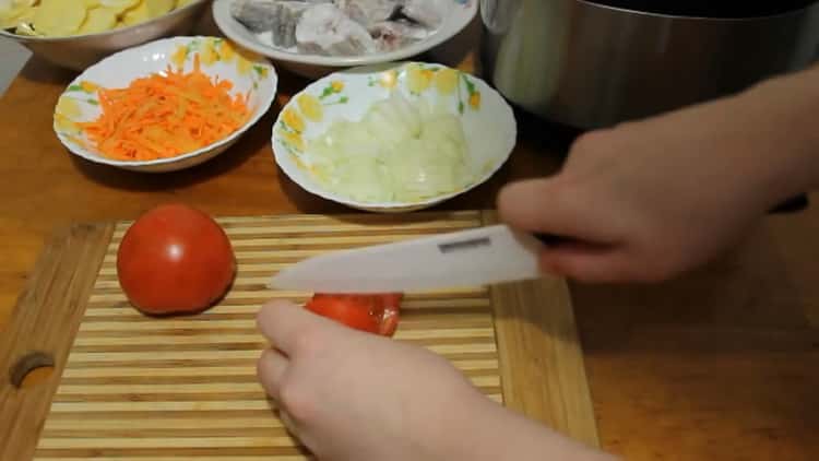 Um Pollock in einem langsamen Kocher zu kochen, schneiden Sie die Tomaten