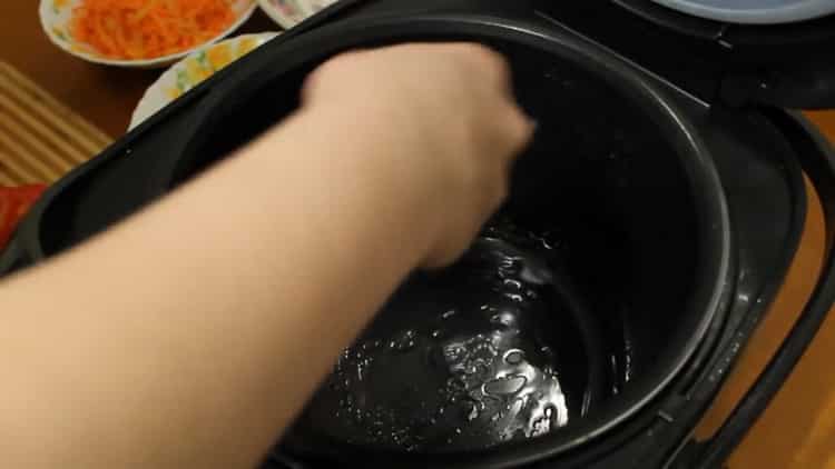 Erhitzen Sie die Schüssel, um Pollock in einem langsamen Kocher zu kochen