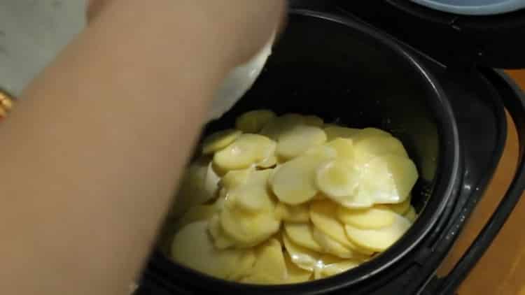Per cucinare il pollock in una pentola a cottura lenta, metti le patate in una ciotola