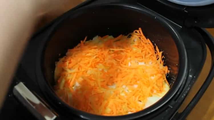 За да готвите минтая в бавна печка, наредете зеленчуците върху картофите