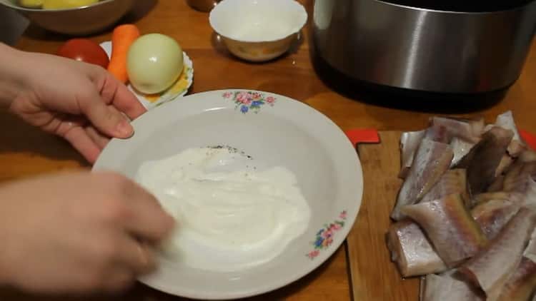 Per preparare il pollock in una pentola a cottura lenta, prepara la panna acida