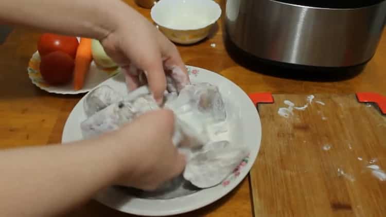 Um Pollock in einem langsamen Kocher zu kochen, mischen Sie saure Sahne und Fisch