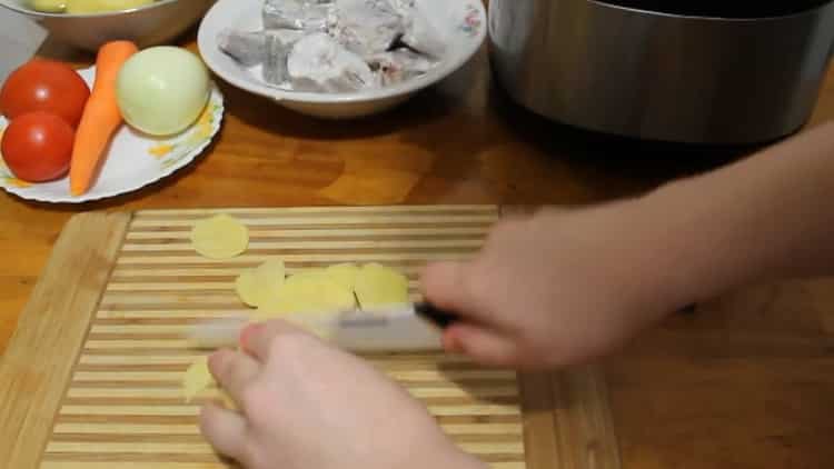 Leikkaa perunat, jotta voit keittää pollockia hitaassa liesissä