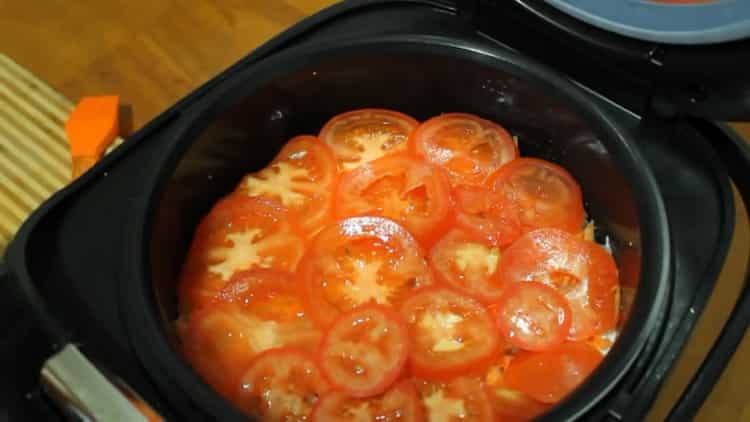 За да готвите минтая в бавна готварска печка, сложете доматите върху рибата