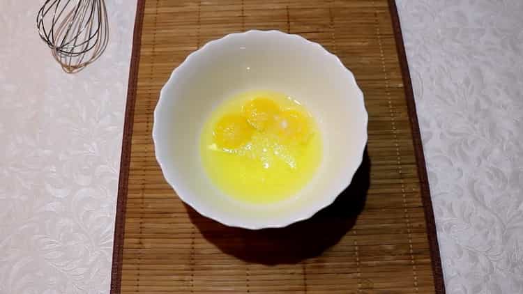 Σύμφωνα με τη συνταγή για την παρασκευή γάλακτος από ψάρια σολομού. χτυπήστε τα αυγά
