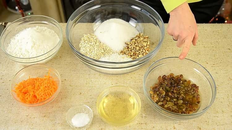 Για να προετοιμάσετε τα cookies καρότου, ετοιμάστε τα συστατικά