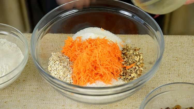 Norėdami sumaišyti morkų slapukus, sumaišykite ingredientus.